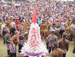 Gunungan Durian Warnai Festival Durian Jatinom 