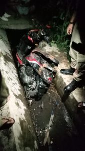 Terjatuh di Selokan Dan Dikejar Warga, Terduga Pelaku Kejahatan Jalanan Tinggalkan Motor