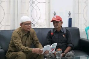 Kadis Kominfo Menerima Buku Antologi “Puisi Cinta untuk Palestina” Dari Dr.Sulaiman Juned,M.Sn