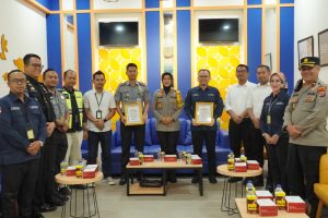 Kepala Kepolisian Resor Kulon Progo Berikan Penghargaan Kepada Kantor Imigrasi Yogyakarta dan Kepala BP3MI Yogyakarta