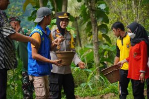 Polres Kulonprogo Bersama Instansi Terkait Dan Warga Gotong Royong Pembersihan Lokasi Tanah Longsor Samigaluh