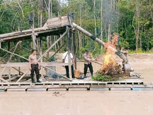 Respon Cepat Polsek Kuantan Hilir Musnahkan Dua Unit Rakit PETI Di Desa Kasang Limau Sundai