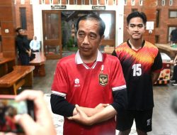 Sambut Lolosnya Timnas di Piala Asia, Presiden Jokowi Main Bola Bareng Warga Sleman