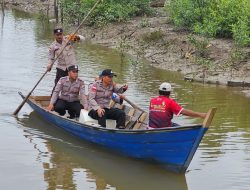 Dengan Sampan dayung Menuju Hulu Sungai Desa Terpencil, Polsek Rupat Utara Sosialisasikan Pemilu Damai 2024