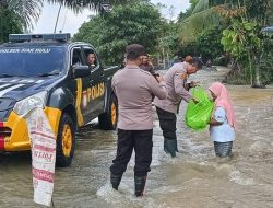 Kapolsek Siak Hulu Tanggap Bantu Korban Banjir Dan Konsisten Giat Cooling System 