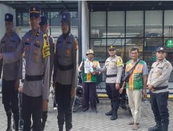 Team OMB Binmas Dalam Rangka Cooling System Gencar Sambang Warga dan Bagikan Stiker