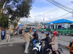 Abu Vulkanik Masih Turun, BPBD Kesbangpol Kembali Bagikan Masker
