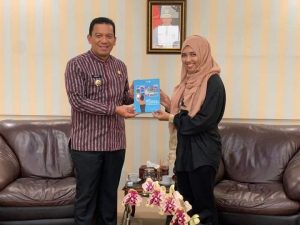 Pj Wako Sonny Terima Buku dari Kemenparekraf