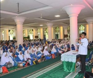 Bertemakan “Sambut Tahun Baru dan Pemilu Damai 2024”, Hendri Septa Sambut Ribuan Anggota BKMT se-Sumbar