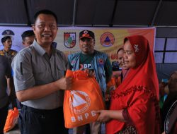 Pemko Bagikan Bansos Kepada Warga Terdampak Banjir