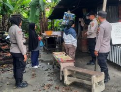 Jelang berakhirnya Tahap kampanye menuju masa tenang, Satgas Preventif Binmas Polda Riau Gencar Sosialisasi dan Edukasi Pemilu Damai  PEKANBARU, – Jelang berakhirnya tahap kampanye pemilu Menuju masa tenang pemungutan suara Pemilu damai dan tertib, segala upaya terus dilakukan Satgas Preemtif Binmas hingga tercipta situasi yang tetap kondusif pada saat pelaksanaan pencoblosan Pemilu 2024, Satgas Preemtif OMB LK 2023-2024 Polda Riau sosialisasi dan edukasi tahap 4 dengan menyasar masyarakat di  kota Pekanbaru, Kamis (08/02/2024).  Cooling system atau program sistem penyejuk merupakan salah satu upaya preemtif Polri dalam menciptakan situasi yang kondusif melalui pendekatan humanis.  Personil dalam sambang masyarakat menyampaikan pesan-pesan kamtibmas yang bertujuan untuk meningkatkan kesadaran masyarakat tentang pentingnya keamanan dan ketertiban sebagai pondasi dalam menjaga keutuhan bangsa.  Dipimpin IPDA RIDHO APRIZA ,S.H/ kasubsatgas sosialisasi dan IPDA ERDI AGUSTIMO,S.H/ kasubsatgas edukasi Kamis, 08 Februari 2024 satgas Preemtif Binmas Polda Riau  menerjunkan 15 orang personel,  terus memberikan sosialisasi dan edukasi kepada warganya masyarakat kota Pekanbaru tentang pentingnya menjaga keamanan dan kedamaian ditengah masyarakat yang saat ini masih dalam tahap masa kampanye OMB LK 2023-2024 .  Kabid Humas Polda Riau Kombes Pol Hery Murwono menyampaikan, segala upaya terus dilakukan agar terciptanya Pemilu 2024 aman dan tertib di Provinsi Riau khususnya kota Pekanbaru.  Lanjut Hery, dalam kegiatan sosialisasi dan edukasi satgas Preemtif menyasar masyarakat disekitaran kecamatan Senapelan dan kecamatan Tampan kota Pekanbaru.  ” Dalam sosialisasi dan edukasi tersebut, Satgas Preemtif menyasar warga masyarakat dari petugas parkir, karyawan toko hingga karyawan swasta dan para pedagang “, tambahnya.  Sambung Hery, dengan terlaksananya sosialisasi dan edukasi yang dilaksanakan itu, dapat mencegah terjadinya tindak pidana Pemilu dan kondisi tetap kondusif ditengah masyarakat.  ” Dengan adanya kegiatan tersebut kita berharap, agar masyarakat ikut berpartisipasi aktif dalam pemilu damai serta ikut menjaga situasi yang aman dan kondusif pada saat pelaksanaan Pemilu, walau berbeda pilihan kita tetap bersatu saling rukun serta saling menjaga kebersamaan “, harap Kabid Humas Polda Riau Kombes Hery Murwono.   Terpantau, selama kegiatan berlansung situasi dan kondisi dalam keadaan aman dan terkendali.
