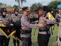 Baglog Polres Kampar Distribusikan Tas dan Bet Lengan untuk Personil PAM TPS