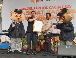 Kapolda Riau Dianugerahi Penghargaan oleh Bawaslu Riau di Acara “Riau on Car Free Day Jalan Sehat, Raga Kuat Pemilu Berdaulat”