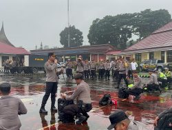 Kapolres Solok Selatan Pimpin Apel Kesiapan Personil PAM TPS Ditengah Guyuran Hujan 