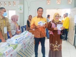 Bupati Solok Selatan Bersama Ketua DPRD Gunakan Hak Pilihnya di TPS Sama.