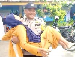 Aksi Aipda Ralon Dengan Sigap Membantu Nenek 93 th Jalan Ke TPS