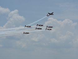 Kembali ke Tanah Air Jupiter Aerobatic Team Tiba Di Lanud Roesmin Nurjadin