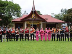 AKBP Arief Mukti Surya Adhi Sabhara Lakukan Pengecekan Persiapan Pelaksanaan Pemilu Di Lokasi TPS Terjauh Menggunakan Perahu Tempel
