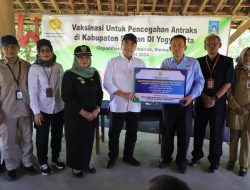 Antisipasi Penyebaran Antraks, Bupati Sleman Bersama Dirjen PKH Kementrian Pertanian Lakukan Vaksinasi di Gayamharjo Prambanan 