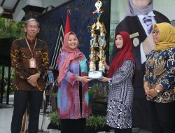 Bupati Sleman Serahkan Hadiah Lomba Tanam Timun Baby Piala Bupati 