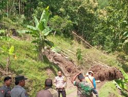 Akses Jalan Desa Watugajah Tertutup Longsor