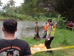 Mayat Berjenis Kelamin Laki Laki Tersangkut pohon Bambu Di Sungai Serang