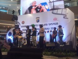 Exhibition Photo Cooling System, Kanit Dikmas Lantas Polda Riau Bermain Kuis dan Bagi Bagi Helm