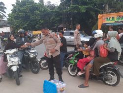Kapolsek Tenayan Raya Pimpin Pembagian 120 Paket Takjil Gratis