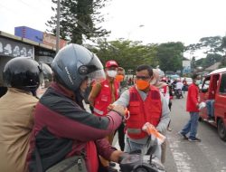Atasi Dampak Abu Erupsi Marapi, BPBD dan PMI Bagikan Masker