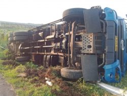 Truk Muatan Gula Terguling Di Jalan Tol Desa Denggungan 