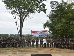 Dansat Brimob Riau Pimpin Upacara Penutupan Bintradisi Bintara dan Tamtama Remaja Satbrimobda Riau