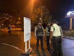 Pekanbaru Listrik Padam, Brimob Riau Lakukan Patroli ke Pemungkiman Masyarakat 