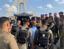 Usai Latihan, Brimob Polda Riau Bantu Korban Kecelakaan di Jembatan Leton 4