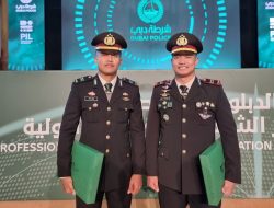 Kapolri Beri Dua Anggotanya Pin Emas Atas Prestasi Saat Pendidikan di UEA