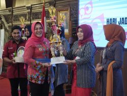 Meriahkan Hari Jadi Klaten Ke-220, DWP Klaten Gelar Senam Berkebaya Lurik dan Lomba Rias Wajah