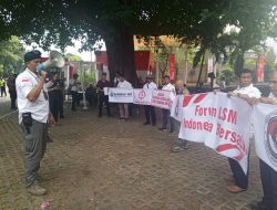 Aksi Demo Forum LSM Indonesia Bersatu  Di Depan Gedung KPK