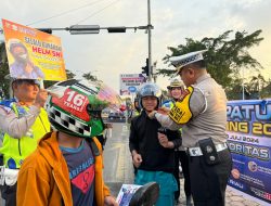 Dirlantas Polda Riau Bagikan Helm SNI Gratis Saat Pimpin OPLK 2024