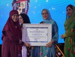 Pj Wako Sonny dan Pj Ketua TP-PKK Terima Anugerah Ayah dan Bunda GenRe Pengayom