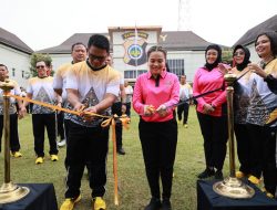 Potong Pita Tanda Acara  Olahraga Bersama Polda DIY Dimulai 