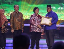 Bupati Padang Pariaman, Suhatri Bur Terima trophy Utama Proklim Lestari dan Apresiasi Pembina Proklim Terbaik