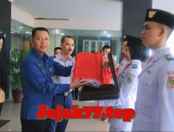Sekdako Pekanbaru Indra Pomi Nasution Terima Duplikat Bendera Pusaka Merah Putih