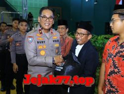Bagikan Ribuan Paket Sembako, Ops NCS Polri Bawa Pesan Pilkada Damai di Jawa Timur