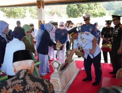 Menyambut HUT ke-79 TNI, Danrem 072/PMK Ziarah Makam