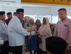 Bupati Suhatri Bur Serahkan Bantuan Modal Usaha dan Beasiswa Perguruan Tinggi