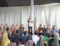 Bupati Asahan Serahkan Pakaian dan Perlengkapan Kerja THL Dinas Lingkungan Hidup Kabupaten Asahan