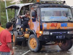 Laka Maut Bus Surya Bali VS Truk Tronton di Pantura Batangan