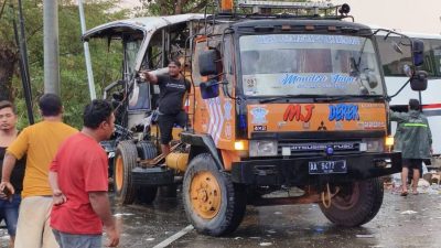 Laka Maut Bus Surya Bali VS Truk Tronton di Pantura Batangan