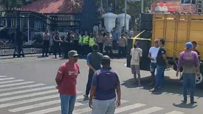 Aksi Demo Puluhan Dump Truk Padati Kota Pati