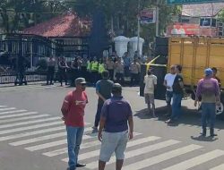 Aksi Demo Puluhan Dump Truk Padati Kota Pati