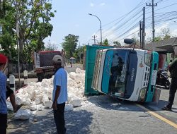 As Roda Patah, Truk Pengangkut Material Terguling di Semanu